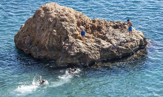 Antalya'da sıcaklık 20'ye ulaştı, çok sayıda kişi Akdeniz'in mavi sularında kulaç attı