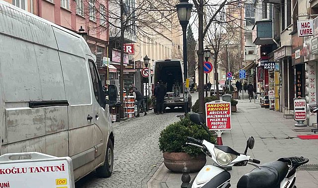 Ara sokaklarda dakikalarca duraksayan araçlar sürücüleri çileden çıkardı
