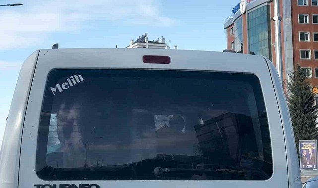 Aracın arka koltuğundaki buzağıyı görenler hayrete düştü