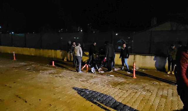Aracın çarptığı mopeddeki anne ve kızı yaralandı