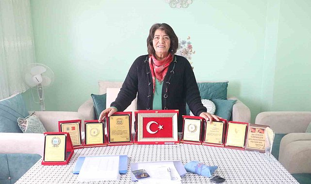 Arkadaşlarının hazırladığı pankartla başladı, çeyrek asırdır muhtarlık yapıyor