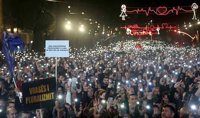 Arnavutluk'ta muhaliflerden hükümet binasına molotof kokteylli saldırı