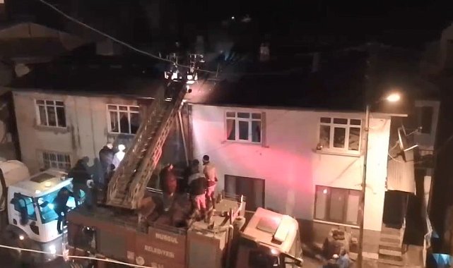 Artvin'de 2 katlı evin çatısında yangın çıktı