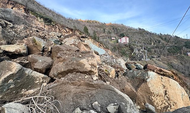 Artvin'de dev kayalar mahalleyi teğet geçti