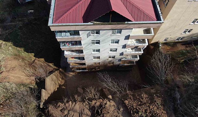 Artvin&#039;de yamaçtan kopan topraklar evlerin içerisine doldu, 10 bina zarar gördü