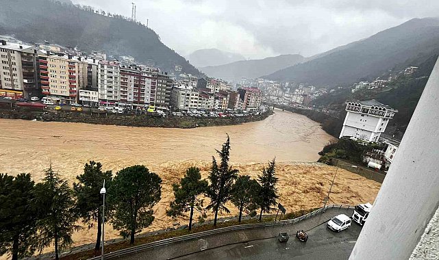 Artvin'in Borçka ilçesinde heyelan nedeniyle 2 bina tahliye edildi