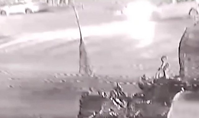 Ataşehir'de hafif ticari araç ile motosikletin kafa kafaya çarpıştığı kaza kamerada