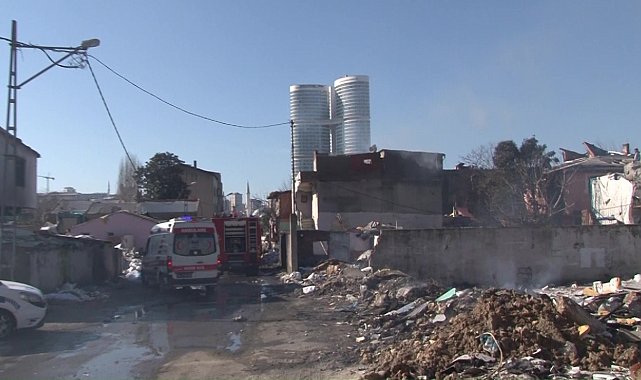 Ataşehir'de metruk binanın çatısı alev alev yandı