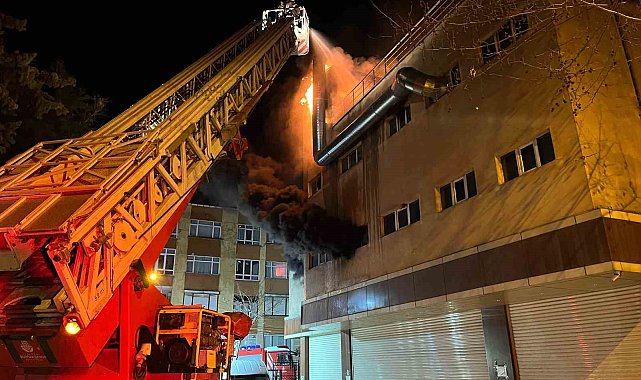 Avcılar'da tekstil imalathanesinde korkutan yangın: 4 katlı bina alev alev yandı