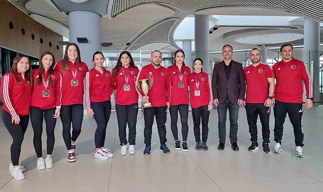 Avrupa ikincisi Kadın Güreş Milli Takımı yurda döndü