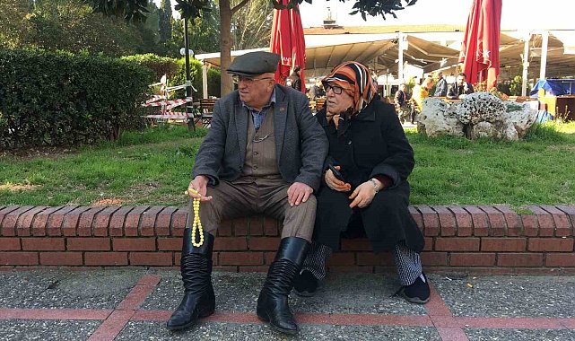 Ayağında körüklü çizmesi, elinden tesbihi düşmüyor