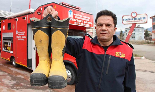 Ayağından çıkartıp yaşlı depremzedeye giydirmişti, o botlarını bir daha giymedi