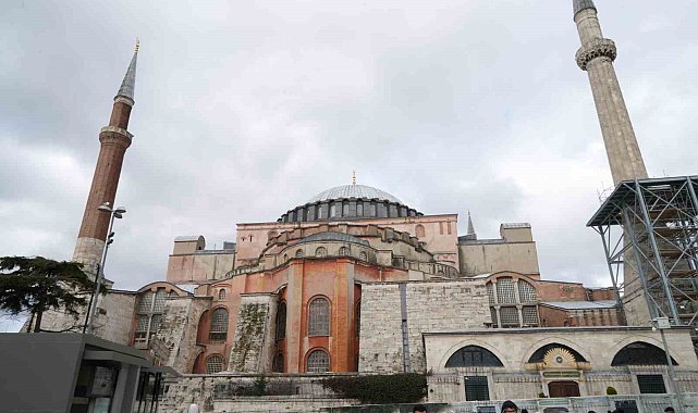 Ayasofya Camii'ndeki Osmanlı eserleri de yakında artırılmış gerçeklik destekli QR kodla anlatılacak