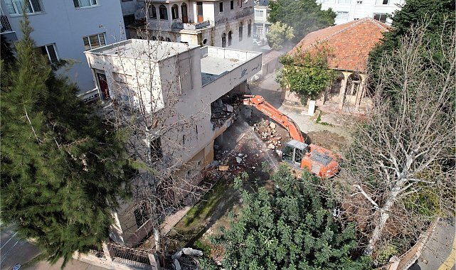 Bahçedeki kaçak yapı yıkılıyor:100 yıllık okul, tekrar eğitime kazandırılacak