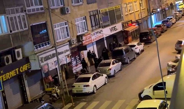 Bahçelievler'de hareketli dakikalar kamerada: Alkollü şahıslar polisi teyakkuza geçirdi