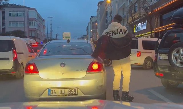 Bahçelievler'de patenli gencin tehlikeli yolculuğu kamerada