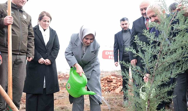 Bakan Göktaş deprem şehitleri adına fidan dikti