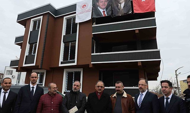 Bakan Özhaseki, Adıyaman'da evini yerinde yeniden yapan Kürkoğlu ailesini ziyaret etti