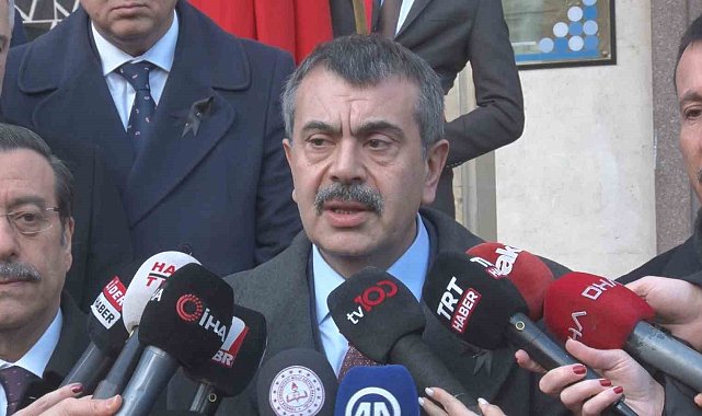 Bakan Tekin, 6 Şubat depremlerinde hayatını kaybeden vatandaşları öğrencilerle birlikte andı