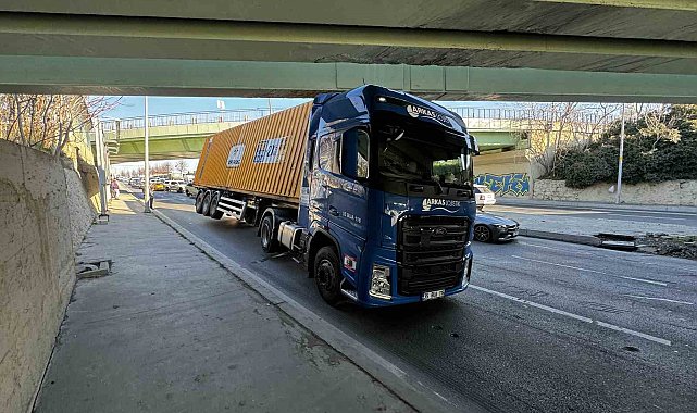 Bakırköy'de tırın dorsesi üst geçide takıldı: 3 araç kaza yaptı
