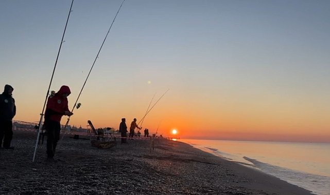 Balık avı tutkunları en çok balığı tutmak için yarıştı