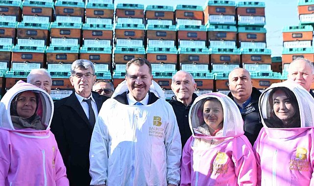 Balıkesir Büyükşehir'den bal üreticilerine hibe kovan dağıtıldı