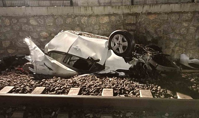 Bariyere çarpan otomobil ikiye bölünüp tren rayına düştü: 1 ölü, 2 ağır yaralı