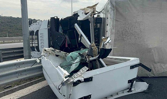 Bariyerlere çarpan tır karşı şeritte devrildi, sürücü ağır yaralandı