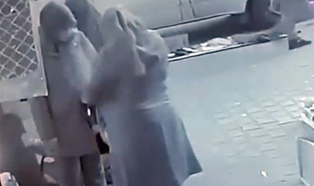 Başakşehir'de bir kadının bebek arabasından çantasının çalındığı anlar kamerada