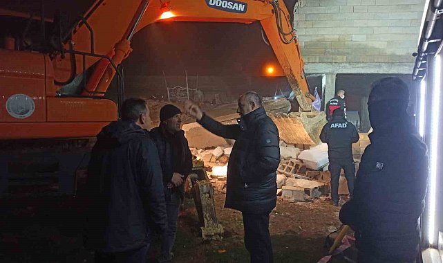 Başkan Aksoy, enkazın başından ayrılmadı