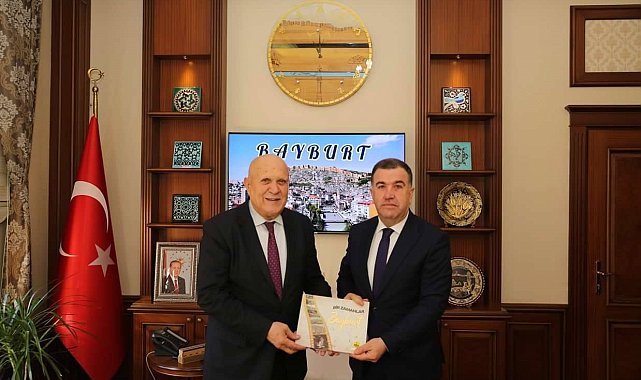 Başkan Pekmezci Bayburt Belediyesinin yeni yayınlandığı kitabı Vali Eldivan'a hediye etti