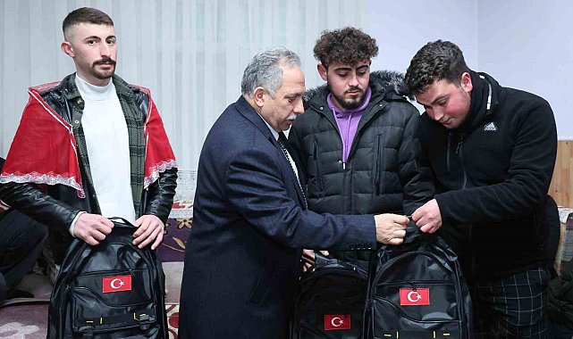 Başkan Yalçın kınalı kuzularla