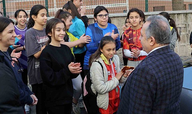 Başkan Yalçın'dan şampiyon öğrencilere tebrik