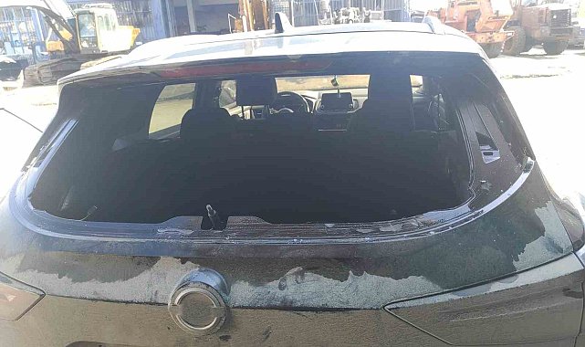 Başkanın seçim kampanyasına saldırı: Aracının camı kırıldı, pankartı kurşunlandı