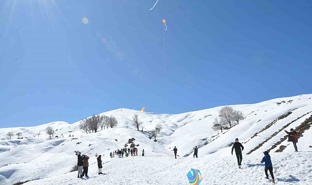 Batman'da 2 metrelik kar üzerindeki şenliklerde renkli görüntüler oluştu