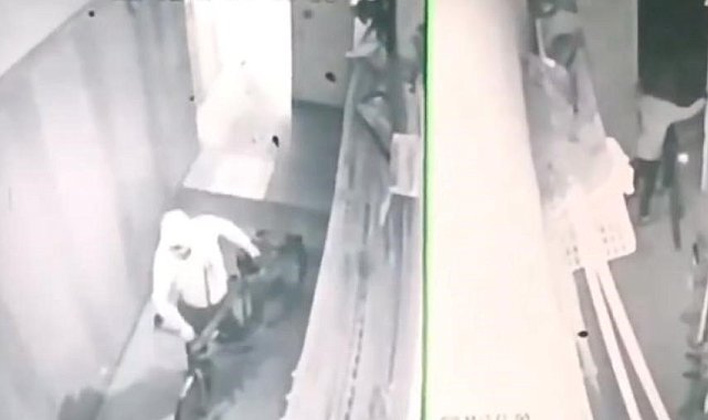 Batman'da bisiklet hırsızları apartmanın güvenlik kamerasına yakalandı