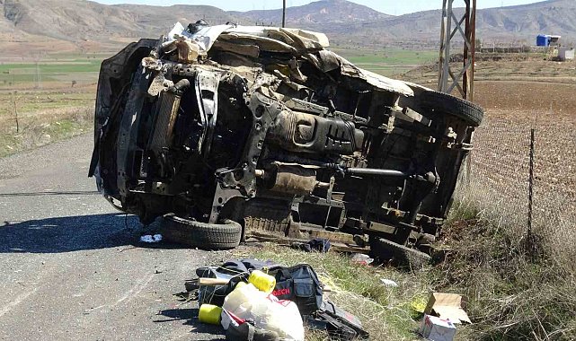 Batman'da takla atan minibüs hurdaya döndü: 3 ağır yaralı