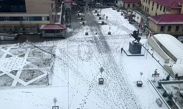 Bayburt güne kar yağışıyla uyandı