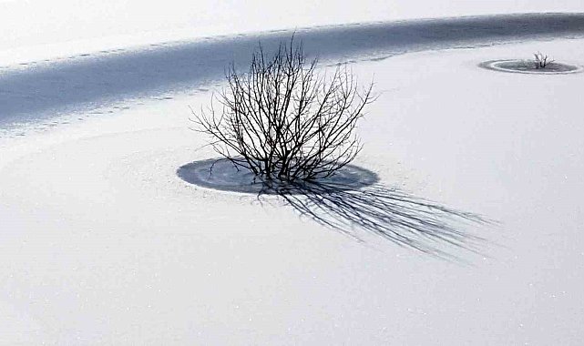 Bayburt'ta soğuk hava gölet ve akarsuları dondurdu