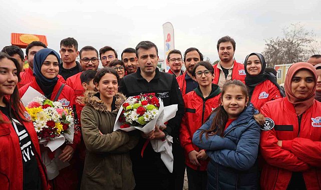 Bayraktar, Kahramanmaraş&#039;ta depremzedelerle buluştu