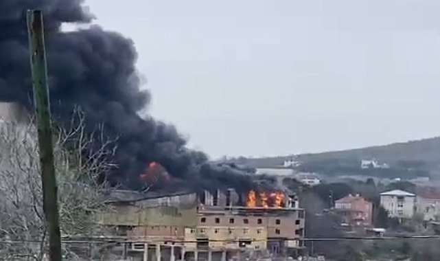 Beykoz Örnekköy'de 2 katlı bir fabrikada yangın çıktı. Olay yerine sevk edilen itfaiye ekiplerinin alevlere müdahalesi sürüyor.