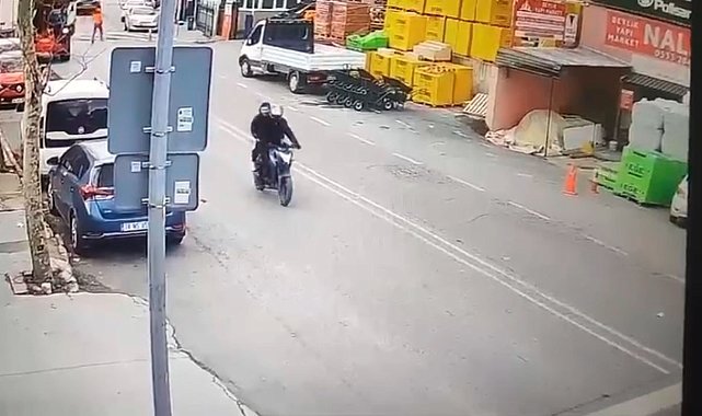 Beylikdüzü'nde motosikletli şahıslar taş atıp aracın camını kırdı