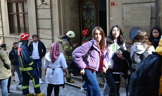 Beyoğlu Anadolu Lisesi'nde yangın paniği