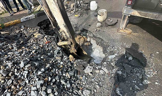 Beyoğlu'nda isale borusu patladı: Tazyikli su binaların boyunu aştı