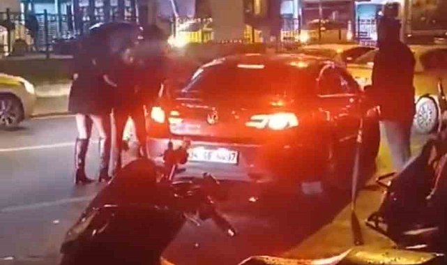 Beyoğlu'nda "laf atma" kavgası: Kadın ortalığı birbirine kattı
