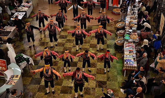 Beypazarı Belediye Başkanı Kaplan, seymenlerle birlikte Ankara havası oynadı