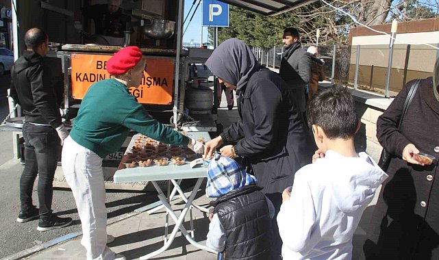 Beyşehir'de deprem felaketinin yıl dönümü dolayısıyla lokma dağıtıldı