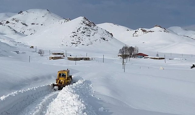 Beytüşşebap'ta ekipler yaylada kalan 4 aile için yolları açıyor