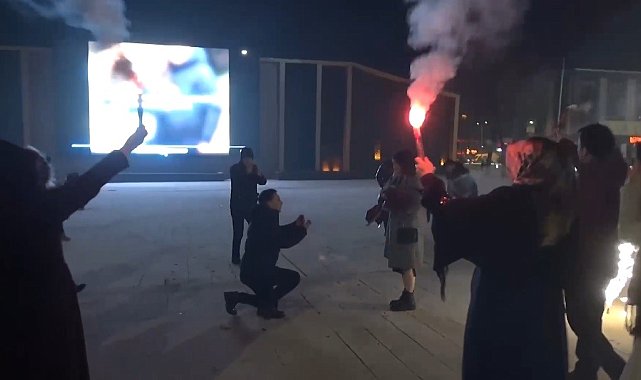 Billboard önünde sürpriz evlilik teklifi