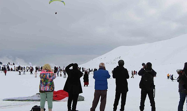 Bingöl'deki kayak merkezinde, paraşütçüler fotoğrafçılar için uçuş yaptı